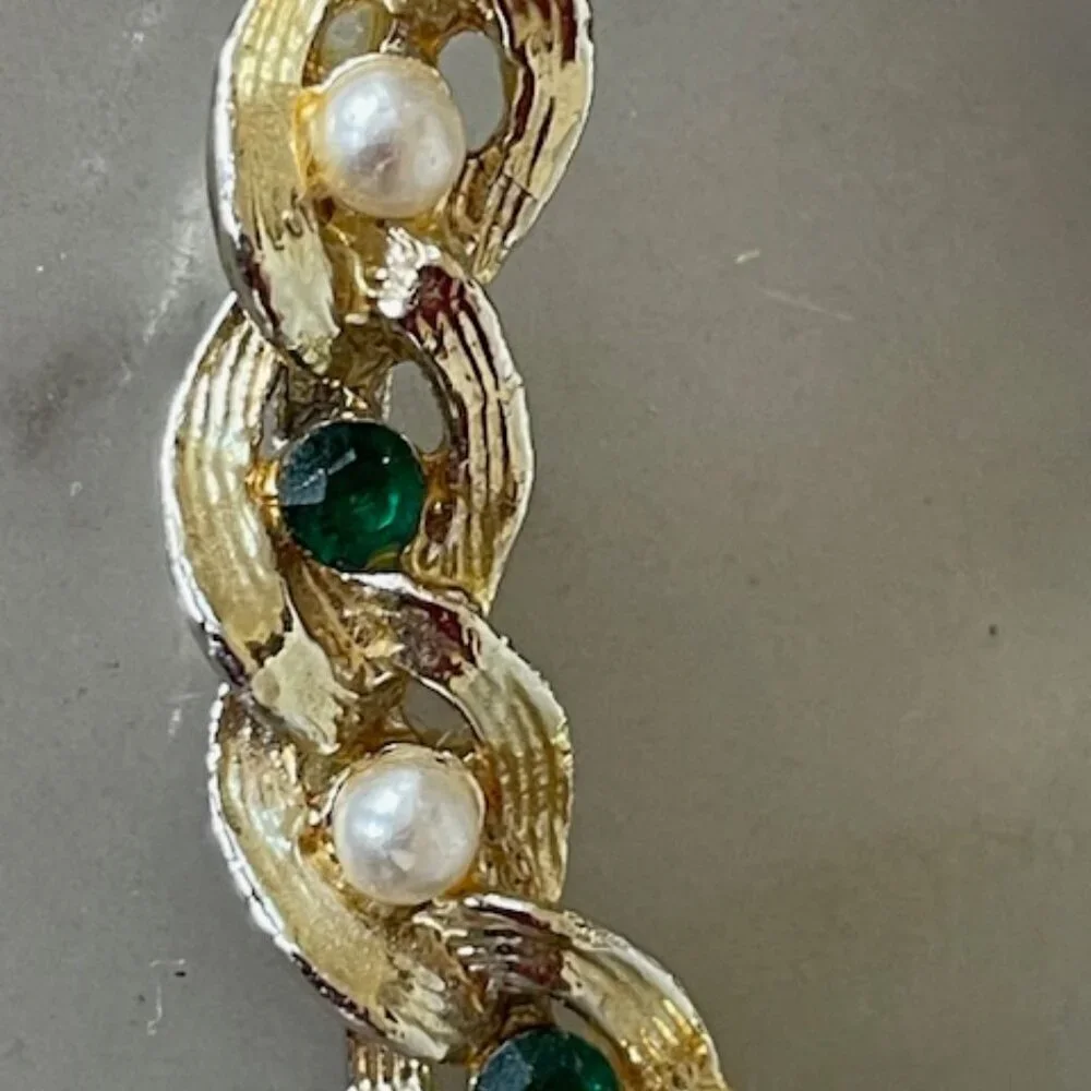 GERRY'S Vintage Gold Tone Pearl Emerald Rhinestone Oval Brooch Pin